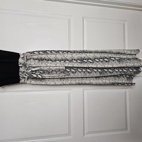 Stylish Black and Snake Print Jumper - Perfect for Any Occasion - Picture 6 of 9